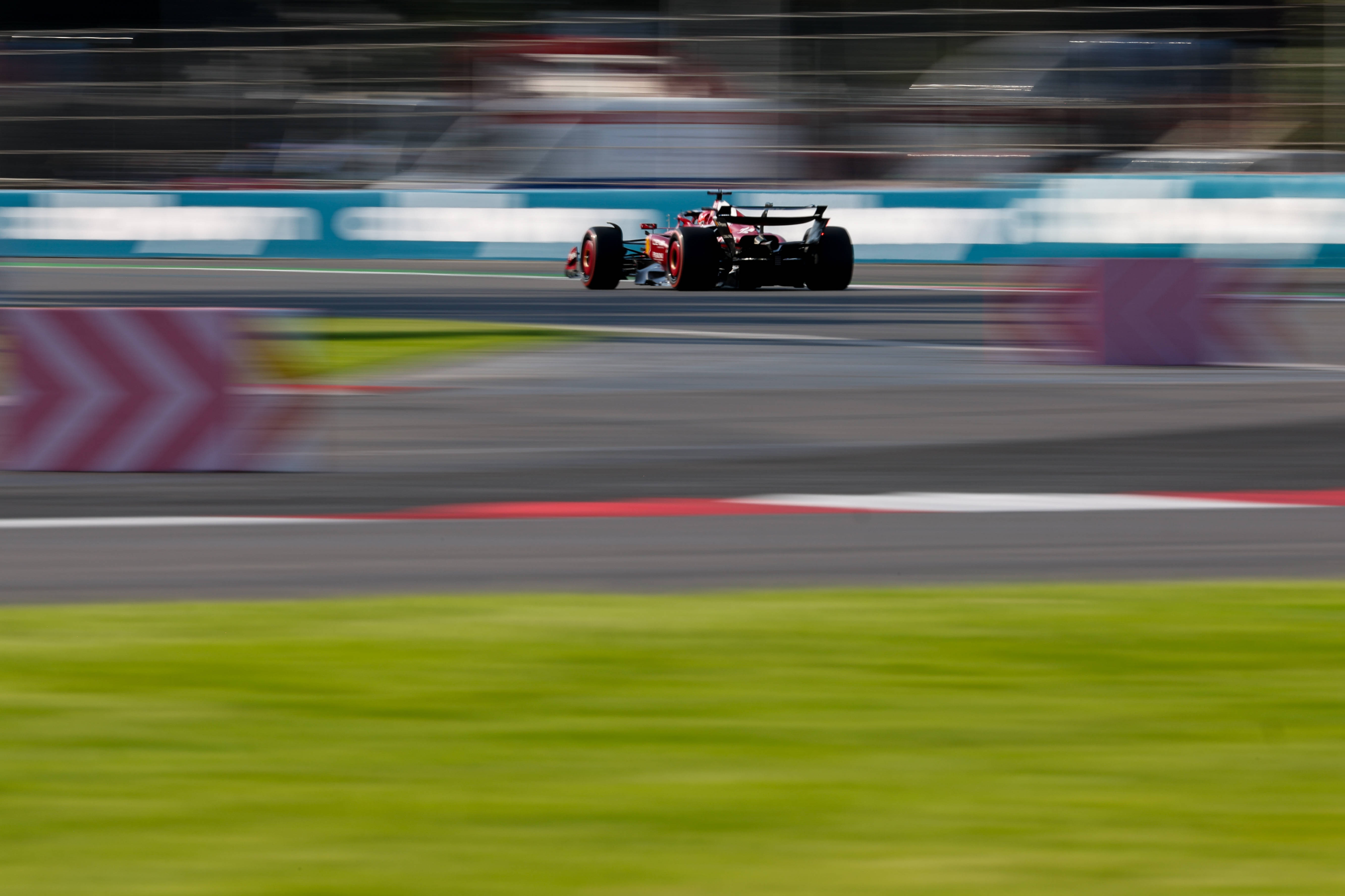 索伯车队鏖战法拉利，塞恩斯统治全场