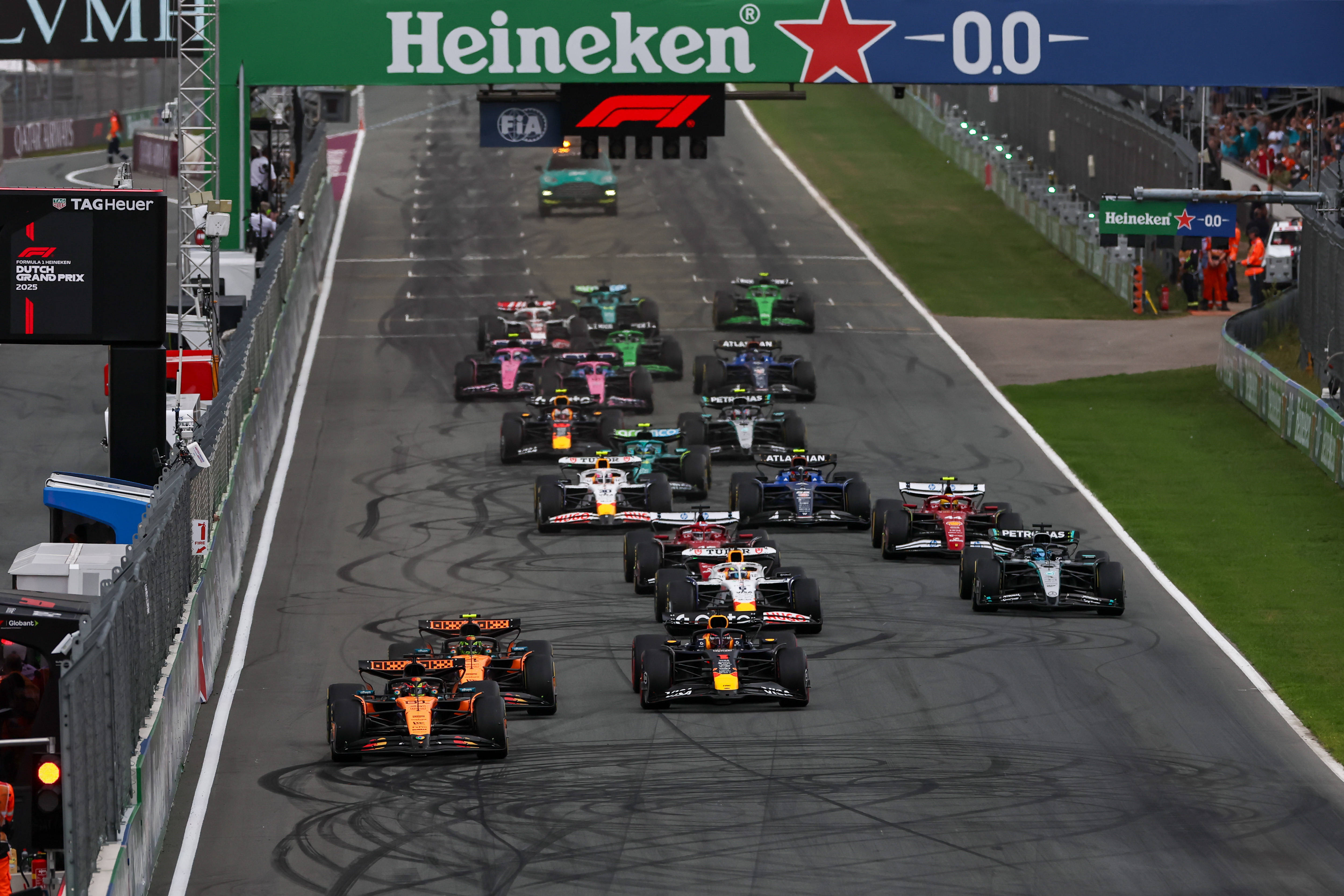 红牛二队鏖战红牛车队,勒克莱尔关键制胜 红牛二队鏖战红牛车队,勒克莱尔关键制胜