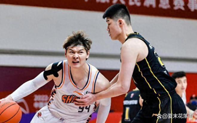 战术调整让球队逆风翻盘，取得反超胜利