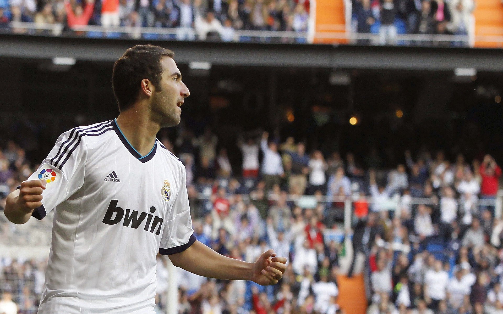 南美风暴席卷欧洲，阿尔瓦雷斯独舞，乌拉圭式足球在塞维利亚主场绽放