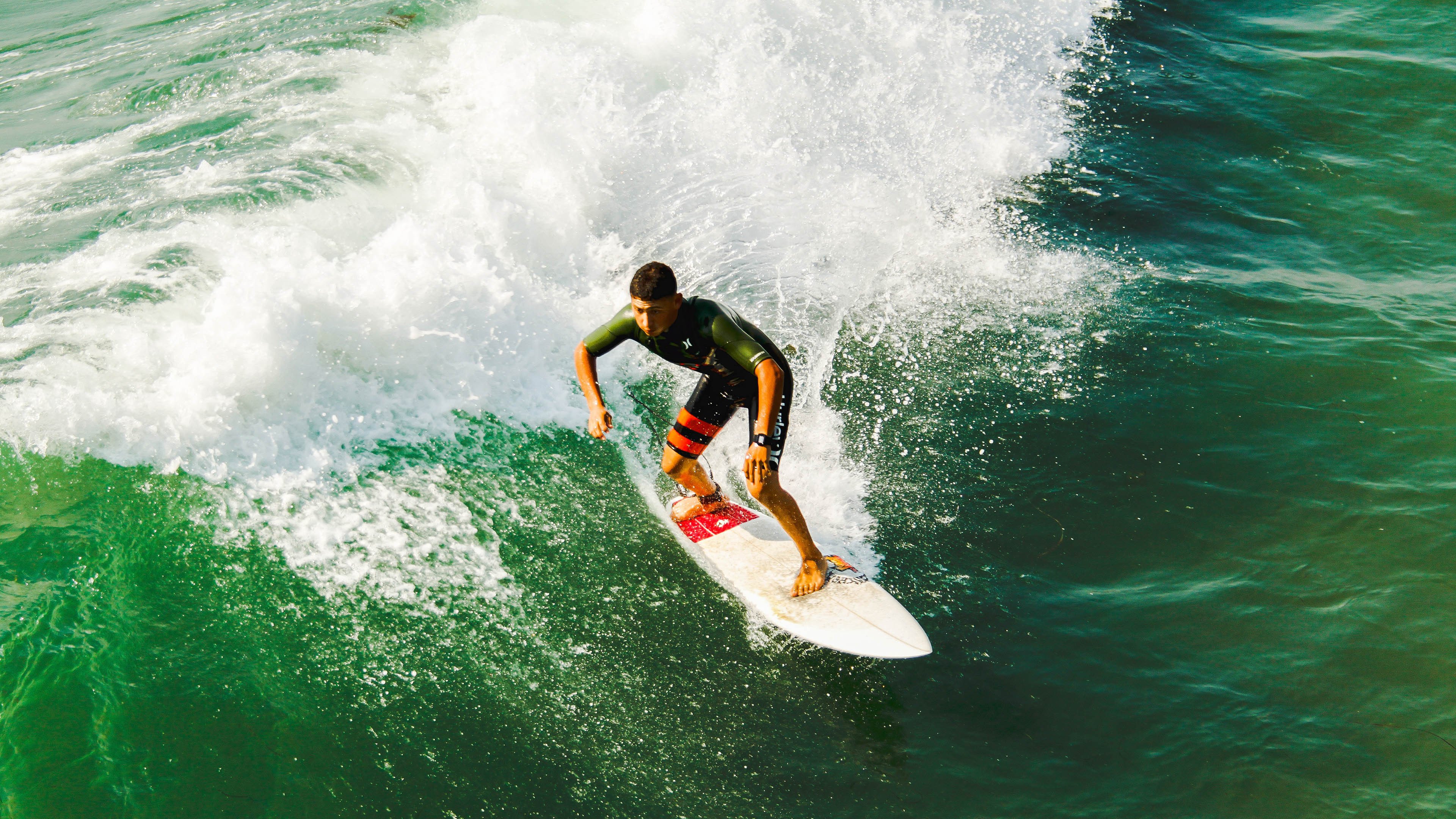 这是一篇为您定制的深度文章，标题力求兼具竞技张力和文学质感，内容则围绕第三节风暴与个人英雄主义展开